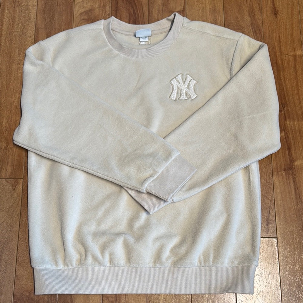 MLB Cream Sweatshirt with Ribbed Cuffs and Crew Neck